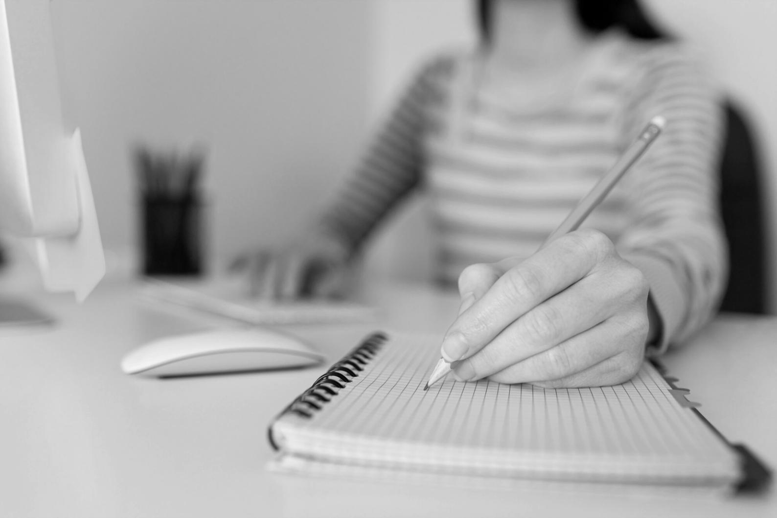 Sala de reuniones con presentación financiera en pantalla