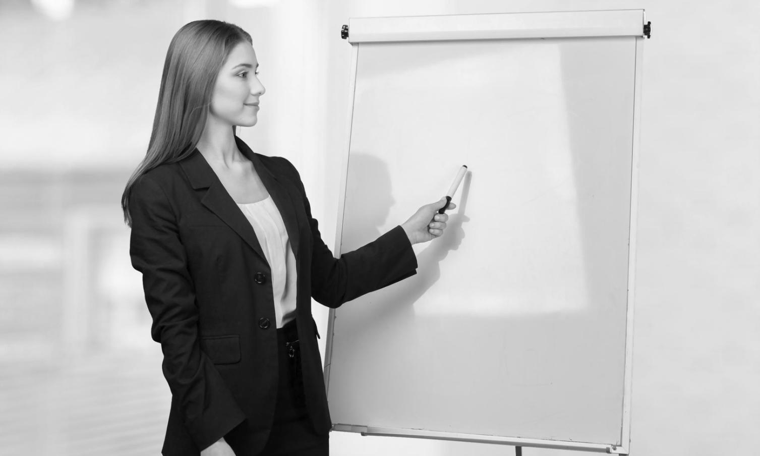 Documentos financieros y calculadora sobre escritorio