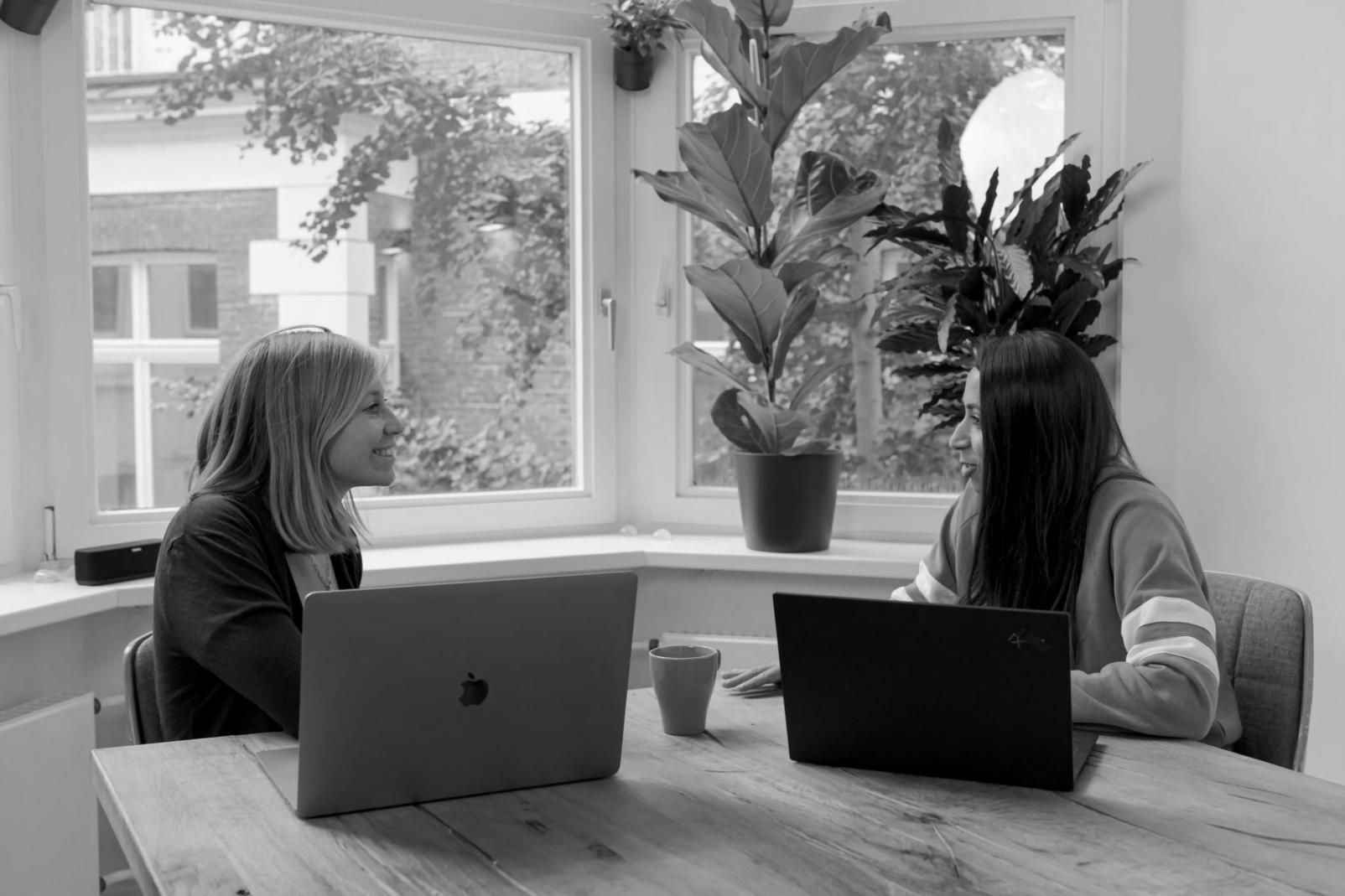 Estudiante aprendiendo planificación financiera con calendario de presupuesto