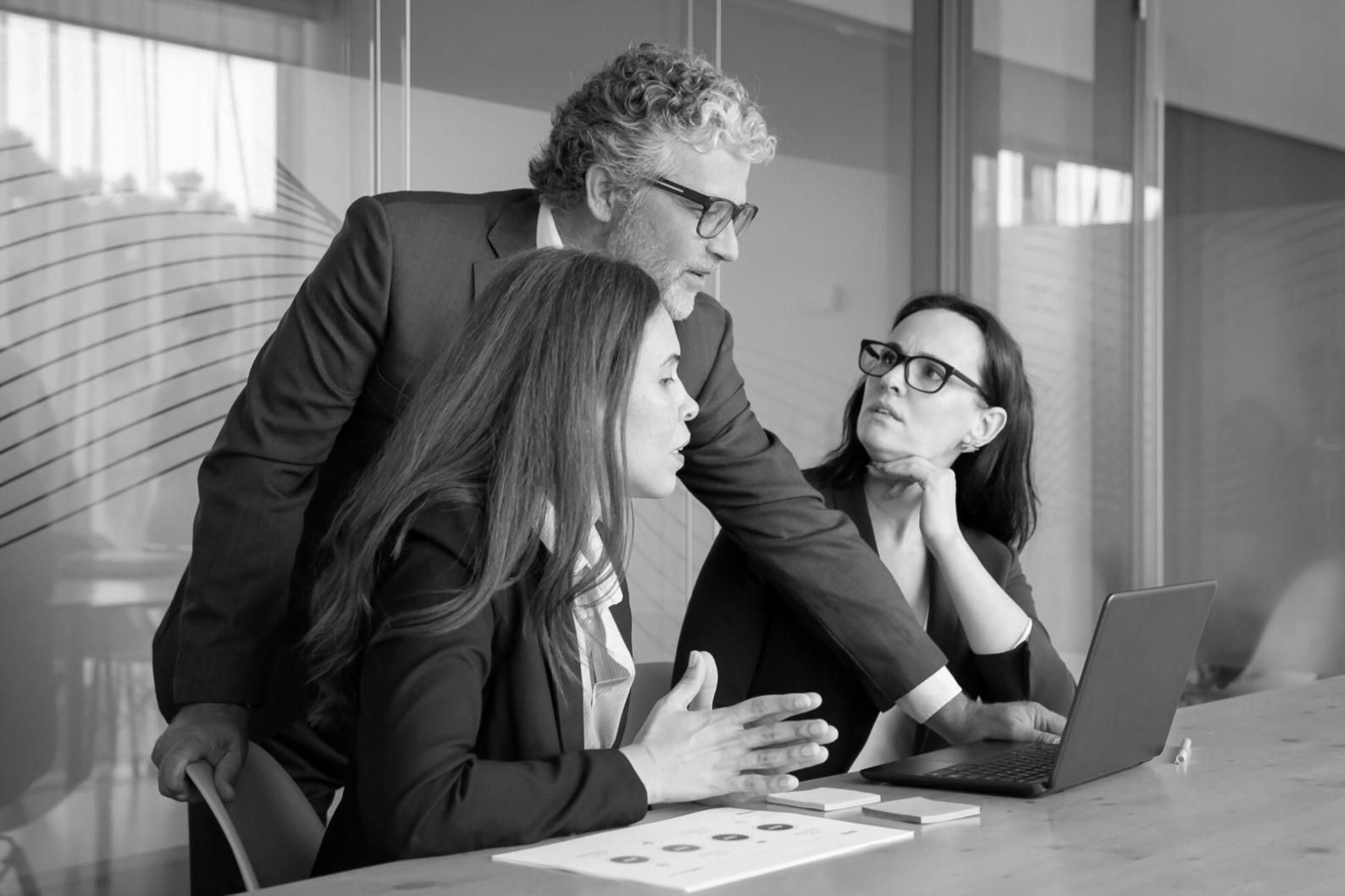 Familia colombiana planificando su presupuesto mensual con calendario