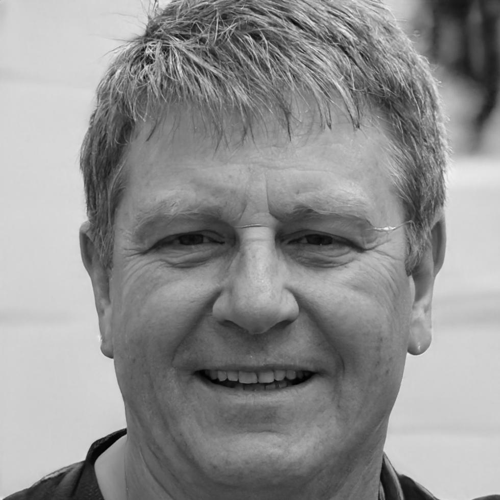 Retrato profesional de instructor financiero