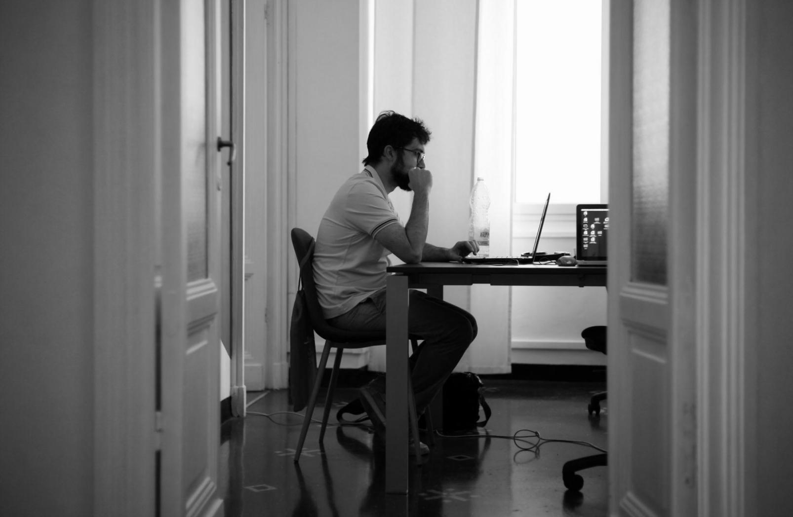 Profesional revisando análisis financiero en oficina moderna