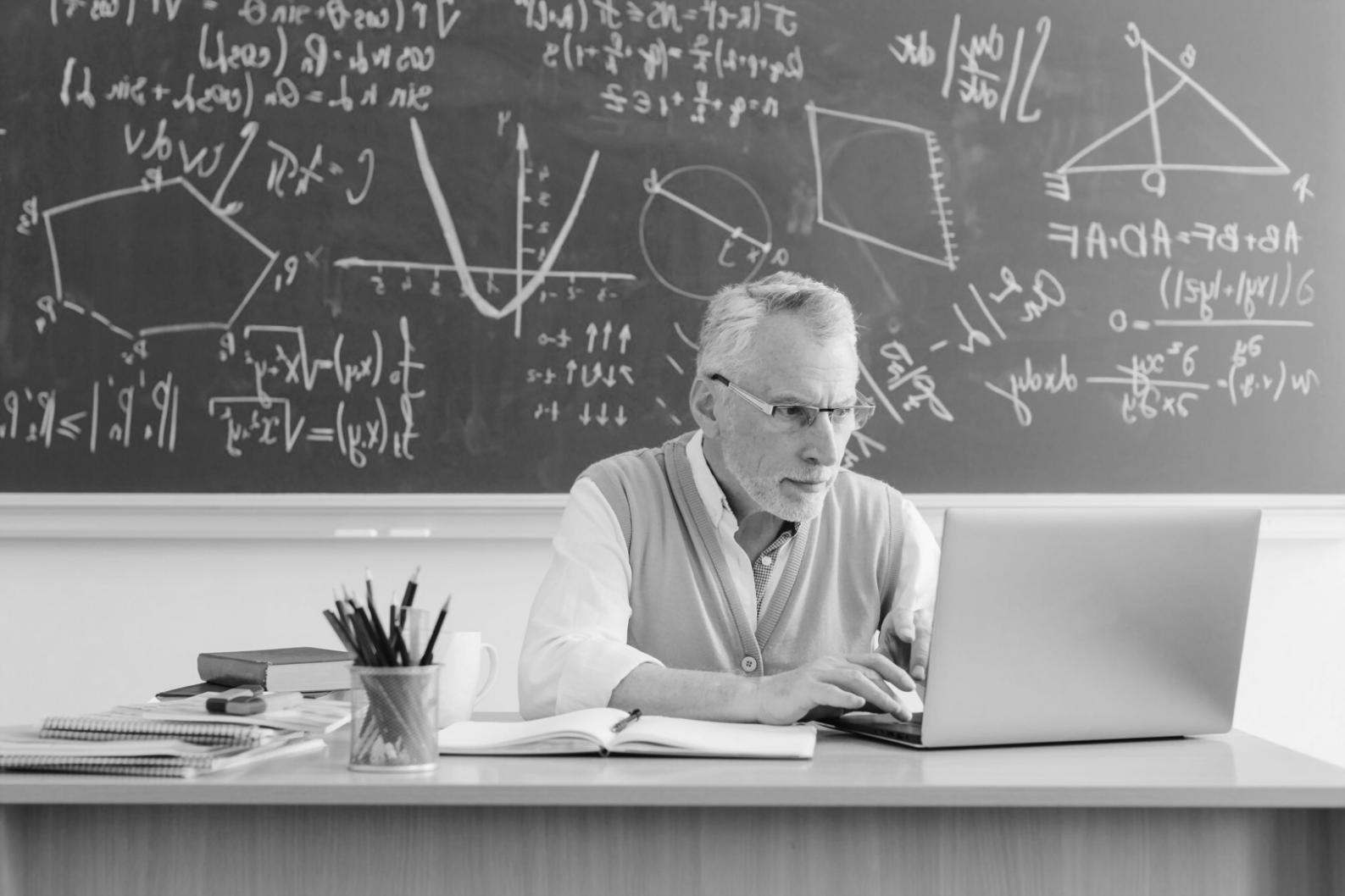 Equipo de trabajo colaborando en análisis de presupuestos